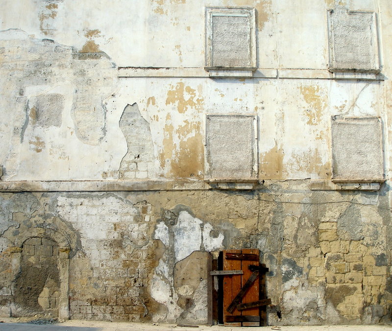 Monochrome with door