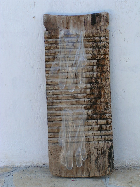 table of wood in order to wash the cloth by hand