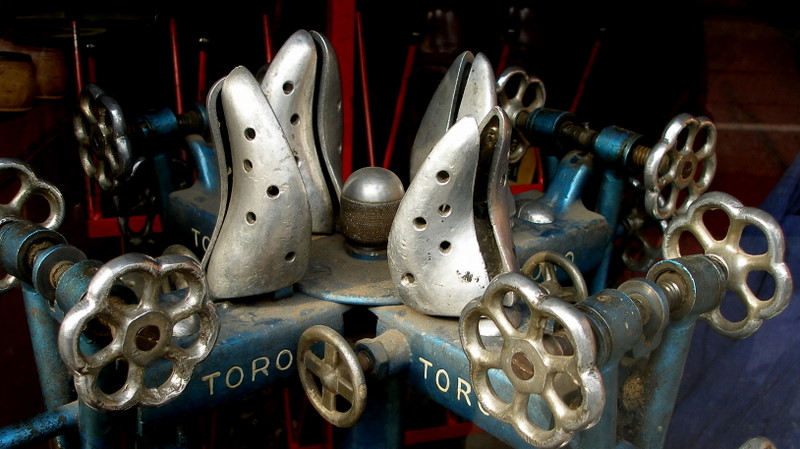 Old machine to enlarge the shoes