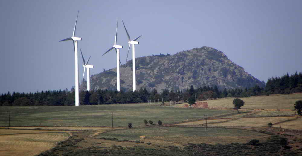 Eoliennes  larrt devant un Suc