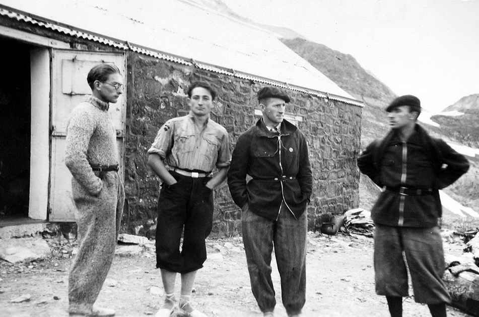Equipe du couloir de Gaube, fondatrice du GPHM, au refuge Baysselance