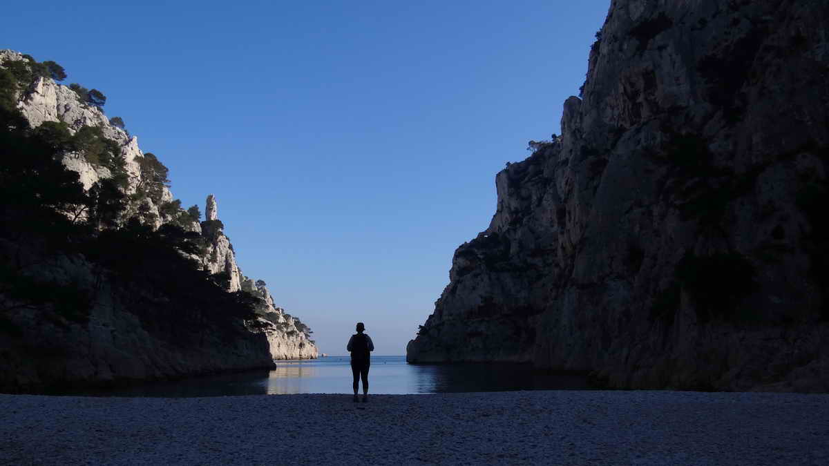 Arrive sur la plage de la calanque dEn Vau par voie de terre