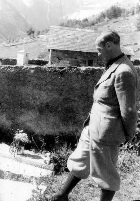 Armand Charlet devant la tombe de Jean Arlaud  Gavarnie