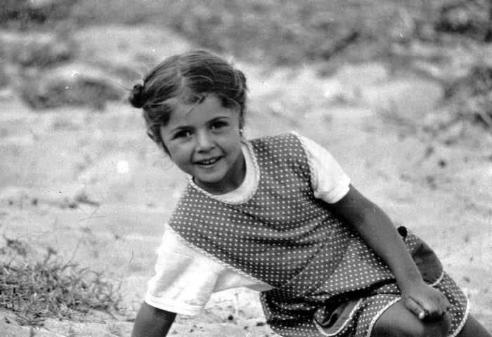 Petite fille grecque taquine