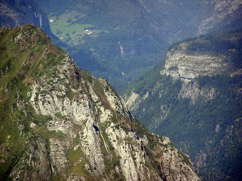 Goust (en haut  gche) vue de la VN du pic dOssau