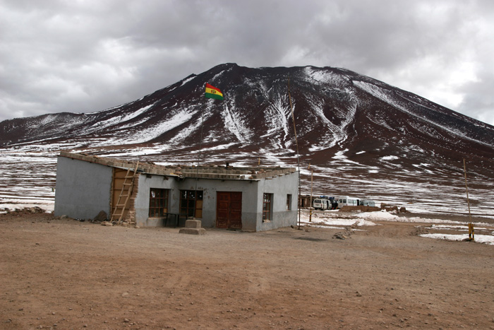 Douane bolivienne, sur fond de Licancabur