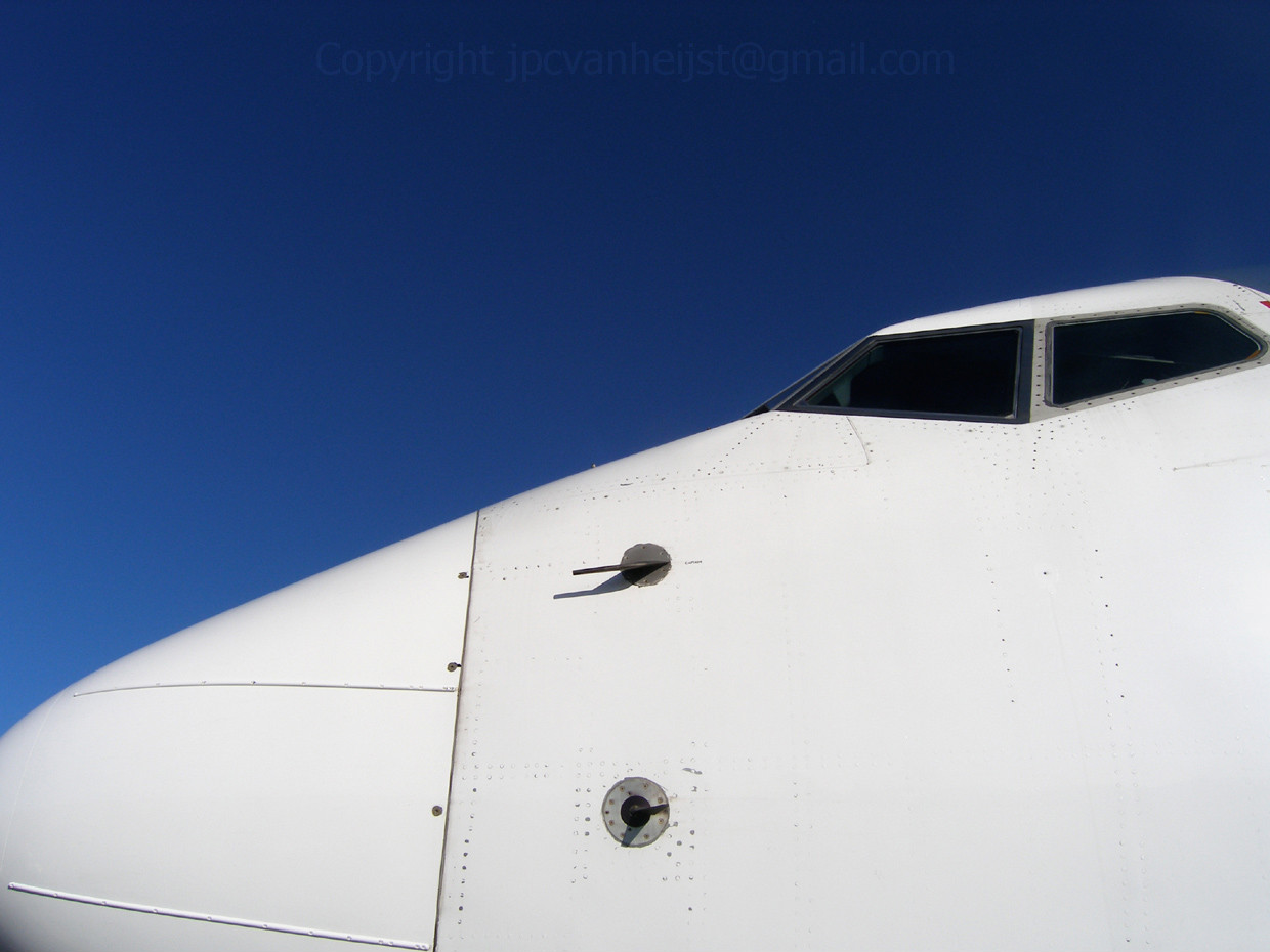 737 nose with Pitottubes and AoA-vane