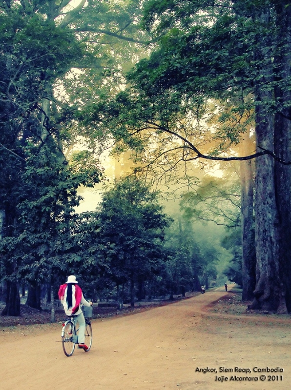 Chasing sunset in Angkor