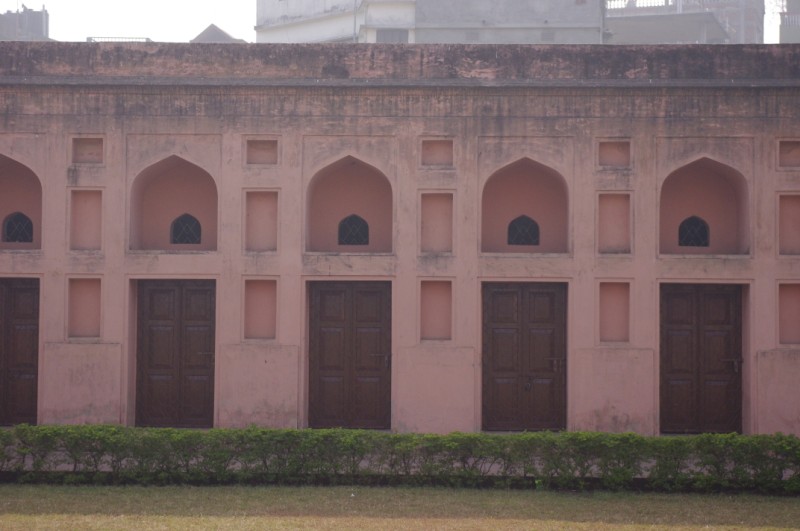 Wallway at Lalbagh Fort.jpg