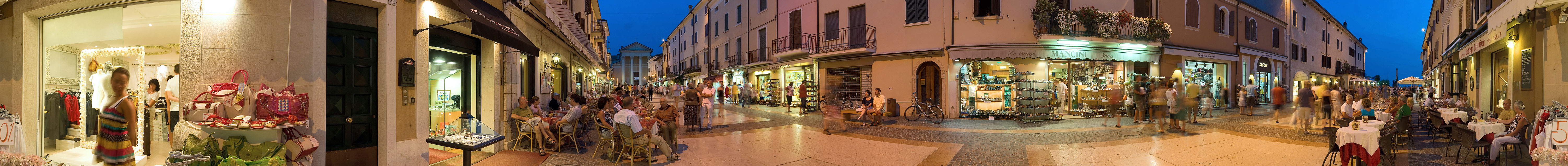 Piazza Matteotti, Bardolino, at night