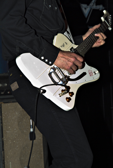the gutiar 2207w.jpg