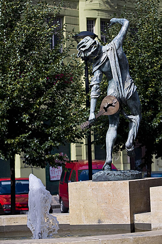 Statues and fountain at Semovazne Namesti