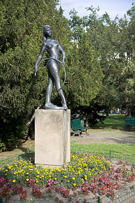 Riegrove Sady, small gymnast statue
