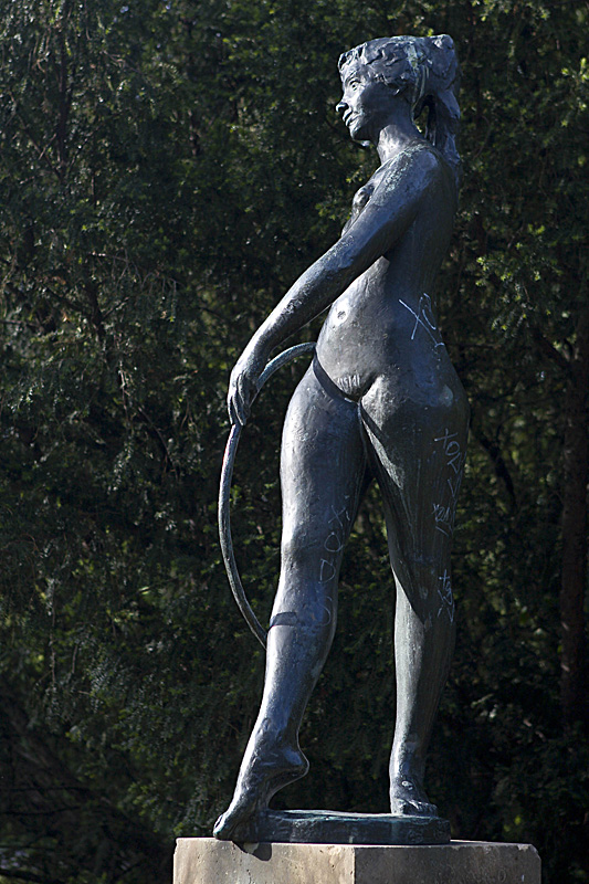Riegrove Sady, small gymnast statue