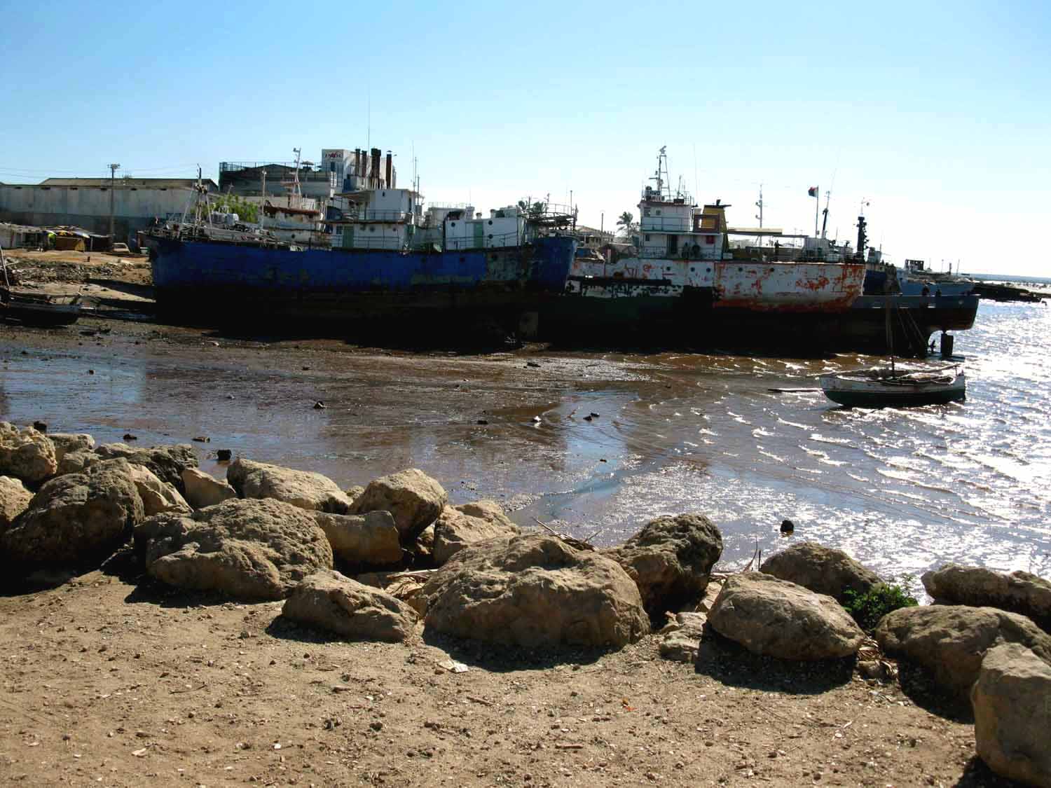 074 Mahatinga (trol) harbour low tide 081028 S. Lithner
