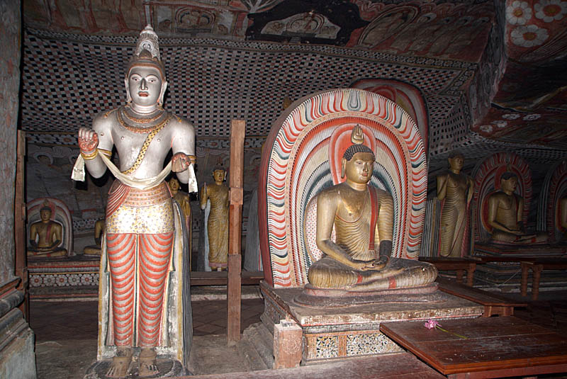 Statues and Paintings Dambulla 05