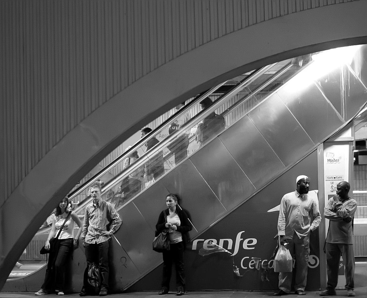 metro station / correspondance renfe (railway)