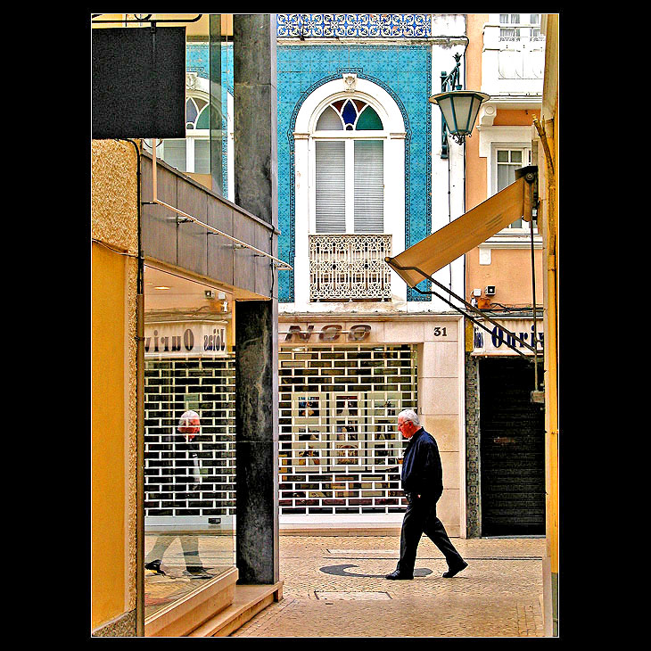 2004-02-15 ...In the streets of Caldas da Rainha ...