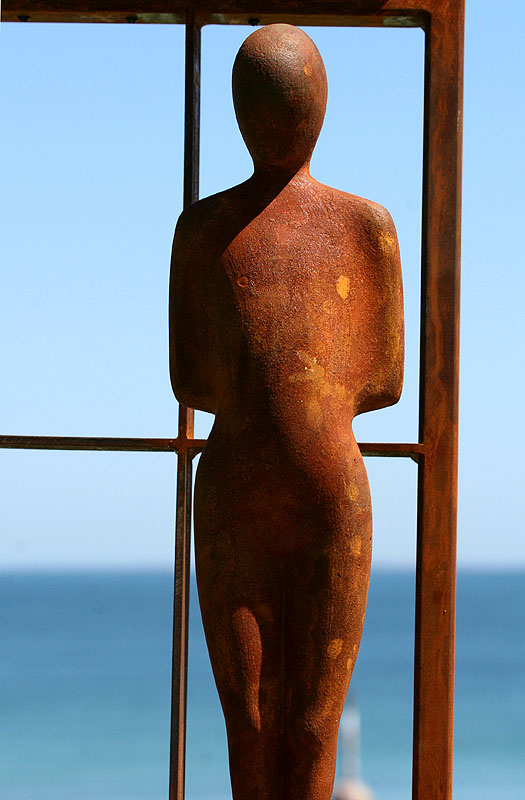 (detail) In between worlds