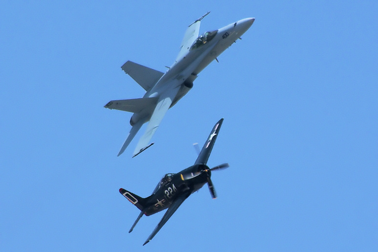  F-18C Hornet & F8F Bearcat