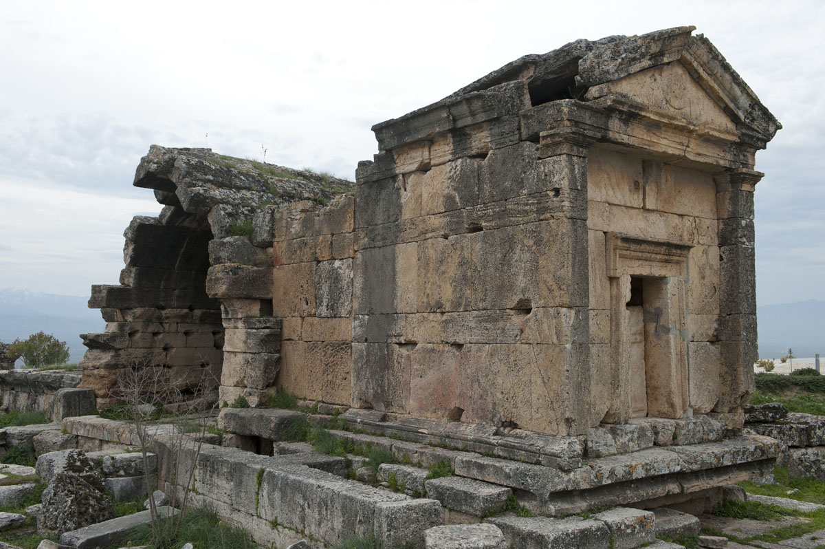 Hierapolis Tomb 18 5000.jpg