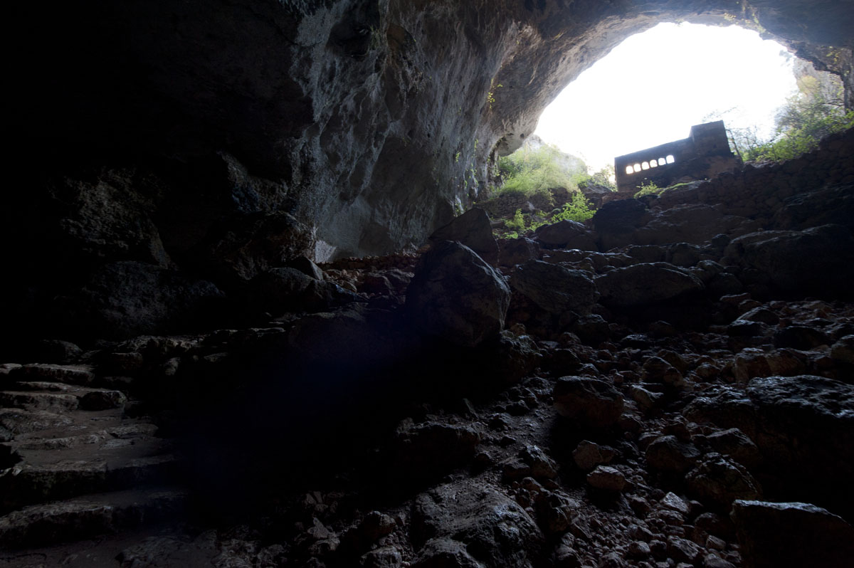 Heaven and hell and cave December 2011 1482.jpg