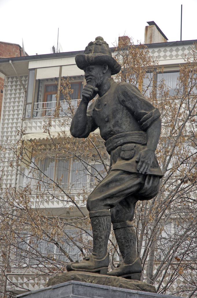 Kirklareli Karagöz statue 0006.jpg