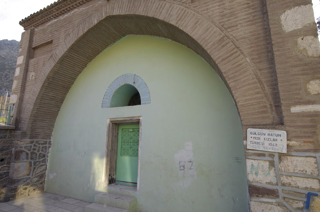 Manisa Gülgün Hatun türbesi 5971.jpg