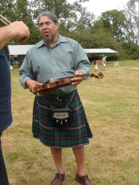 Robert talking fiddles 362.jpg