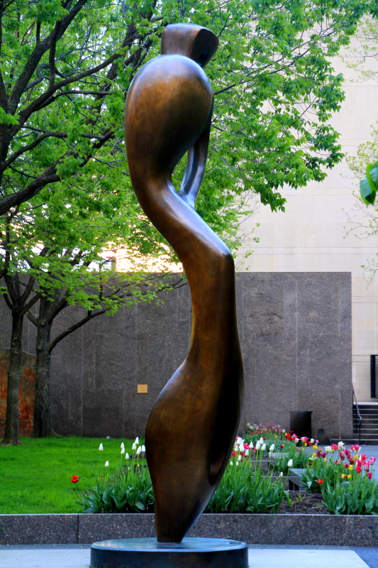 Sculpture in Art Institute of Chicagos garden