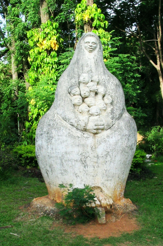 Mother and children - Cubbon Park, Bangalore