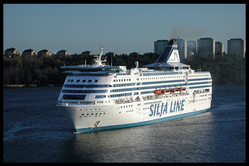 Silja Symphoni entering the harbour near Liding - Stockholm 2001