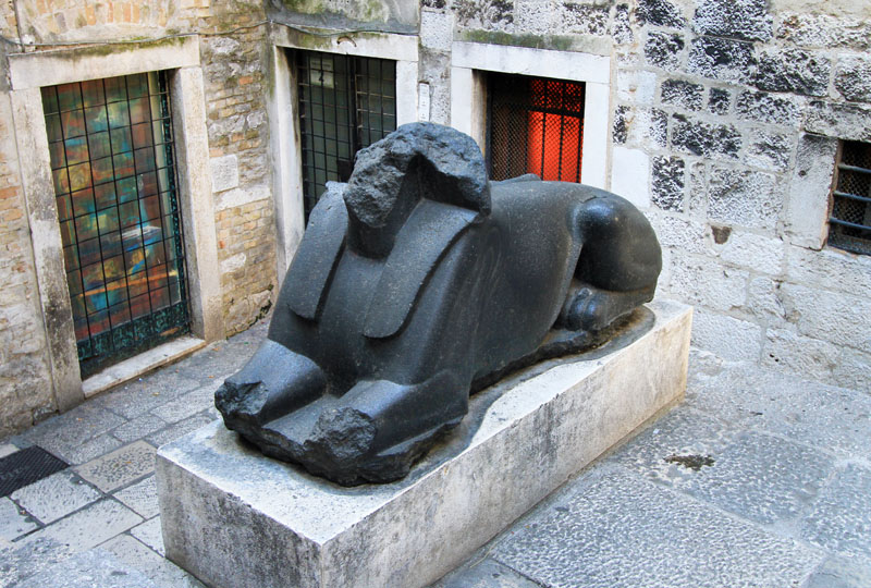 Headless, Pawless Sphinx