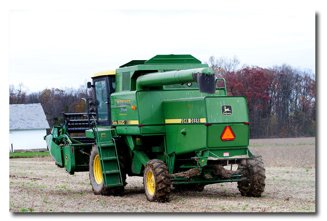 CR2_6150 Combining soybeans