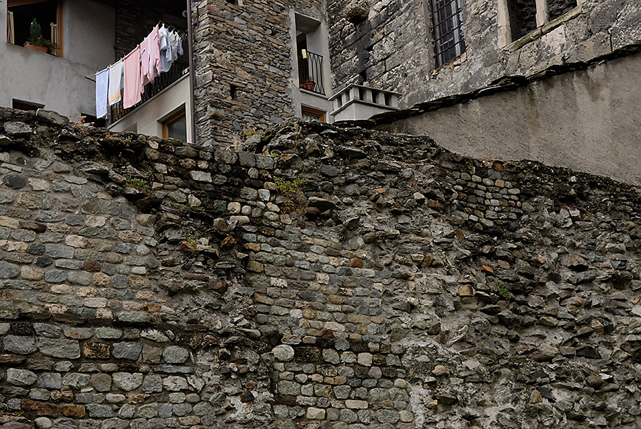 Roman wall with laundry