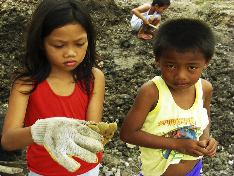same girl 1 yr later(c) 2008-see homeless children affected by Bislig fire(previous image)