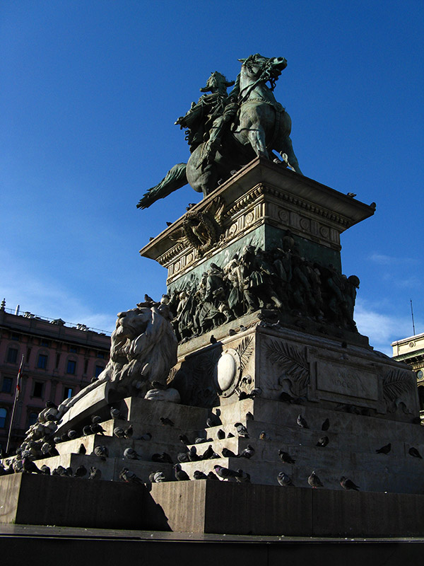 Vittorio Emanuelle, Lion and pigeons on display .. B1072