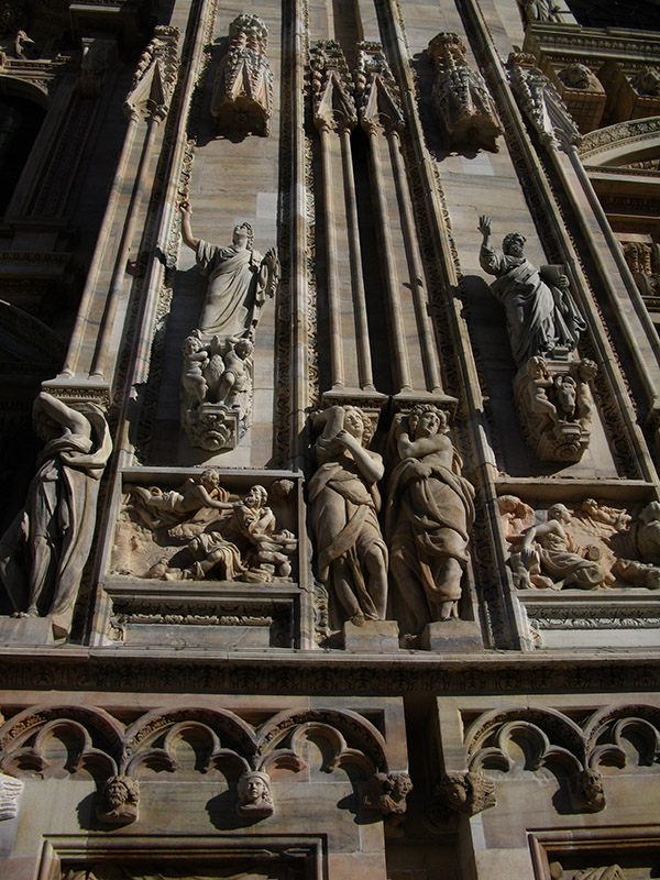 Facade, closeup .. B1075
