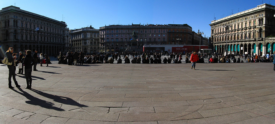 Afternoon on the piazza del Duomo<br/> .. B1211_2(2)a