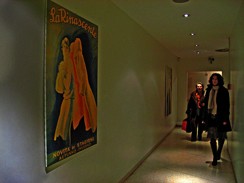 Down the hall to the powder room .. 1173.jpg