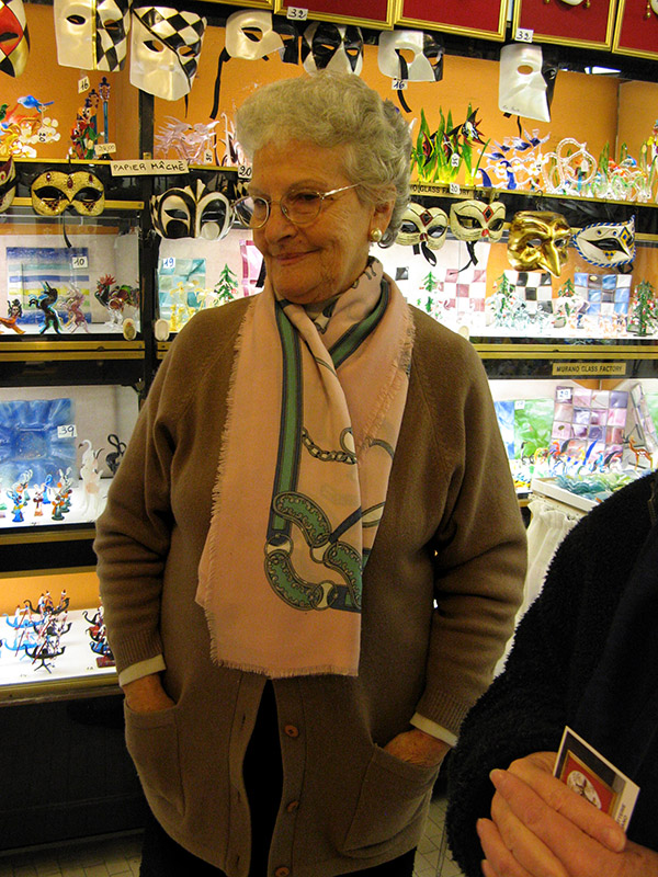 Saleswoman at Cesare Rossi .. 0338