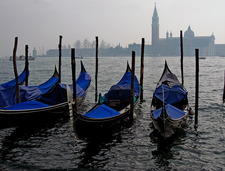 Gondole pointing to San Giorgio Maggiore .. 2733_34.jpg
