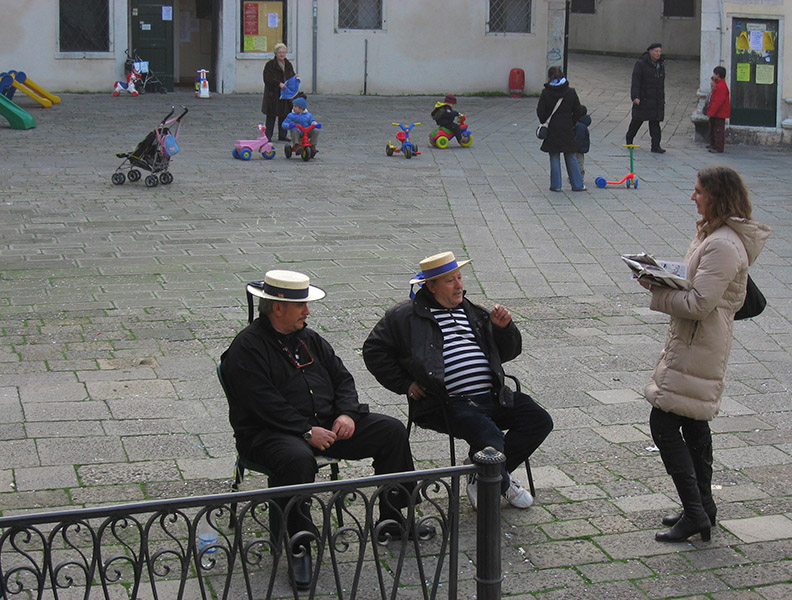 Gondolieri chatting with the local .. 2850_51