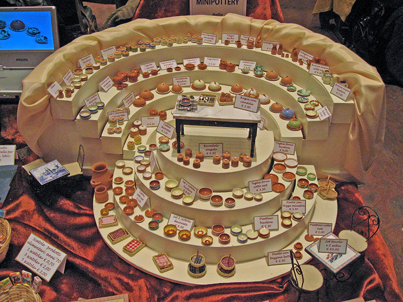 Un tavolo alla fiera .. 1381<br />Minipottery, Italia
