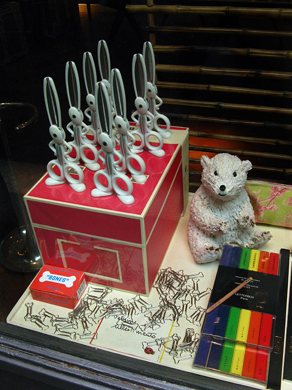 Window shopping on via Brera, <br/> stationary supplies <br/> .. A1596