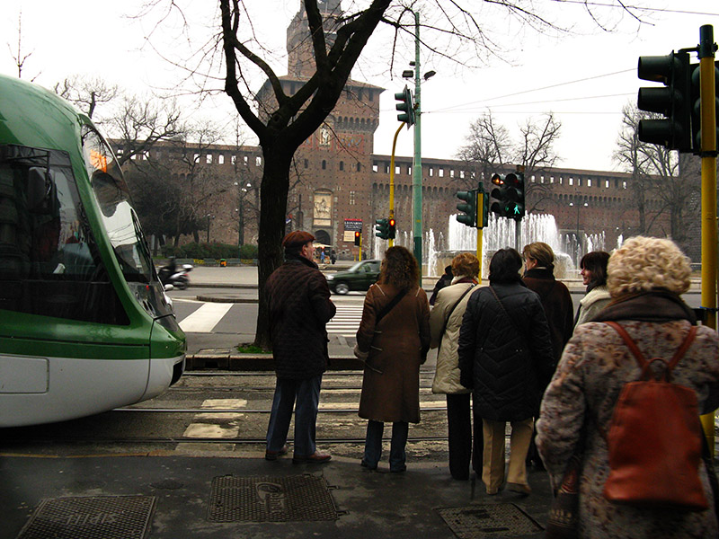 Waiting to cross the street to the Castello .. A1690