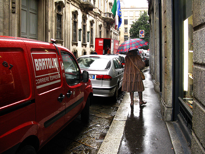 Walking in the rain on via Brera .. A2670