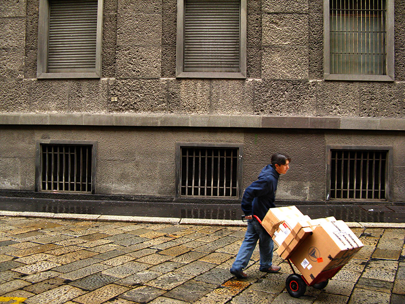 Delivery on Via Brera .. A2671