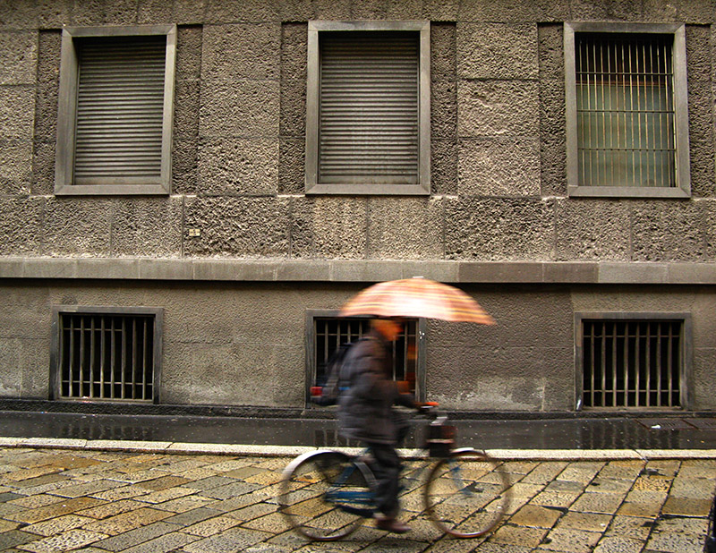 Bicycling in the rain on Via Brera .. A2672