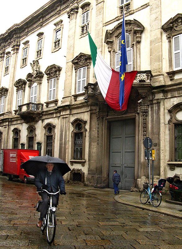 Bicycling in the rain on Via Brera .. A2674